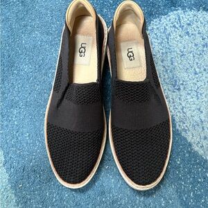 Like New UGG Women’s Sz 7 Slip On Sneakers